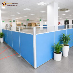 Vách ngăn văn phòng nỉ xanh kết hợp kính cường lực VACH-030