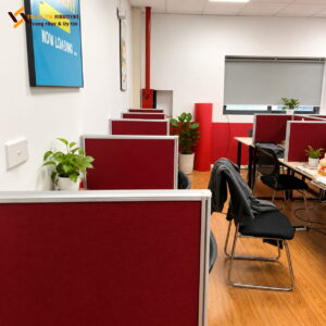 Vách ngăn bàn làm việc nỉ đỏ khung nhôm bền bỉ VACH-033
