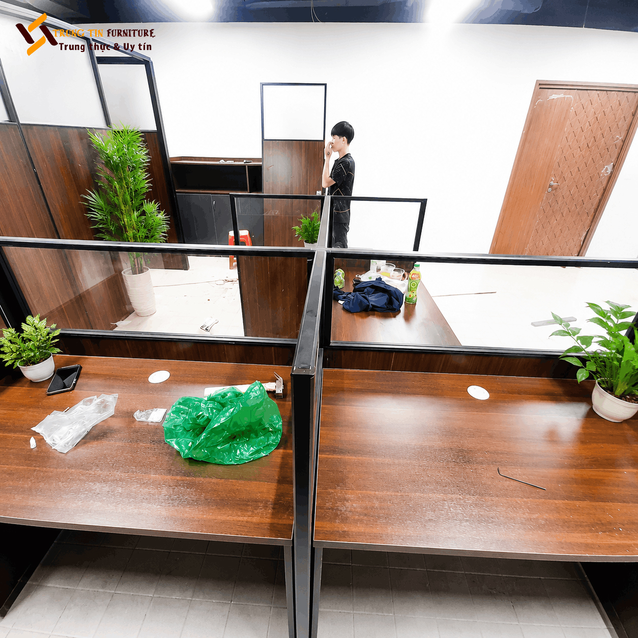 Vách ngăn gỗ công nghiệp kết hợp kính cường lực và khung nhôm – VACH-048 Vách ngăn gỗ công nghiệp kết hợp kính cường lực và khung nhôm – VACH-048