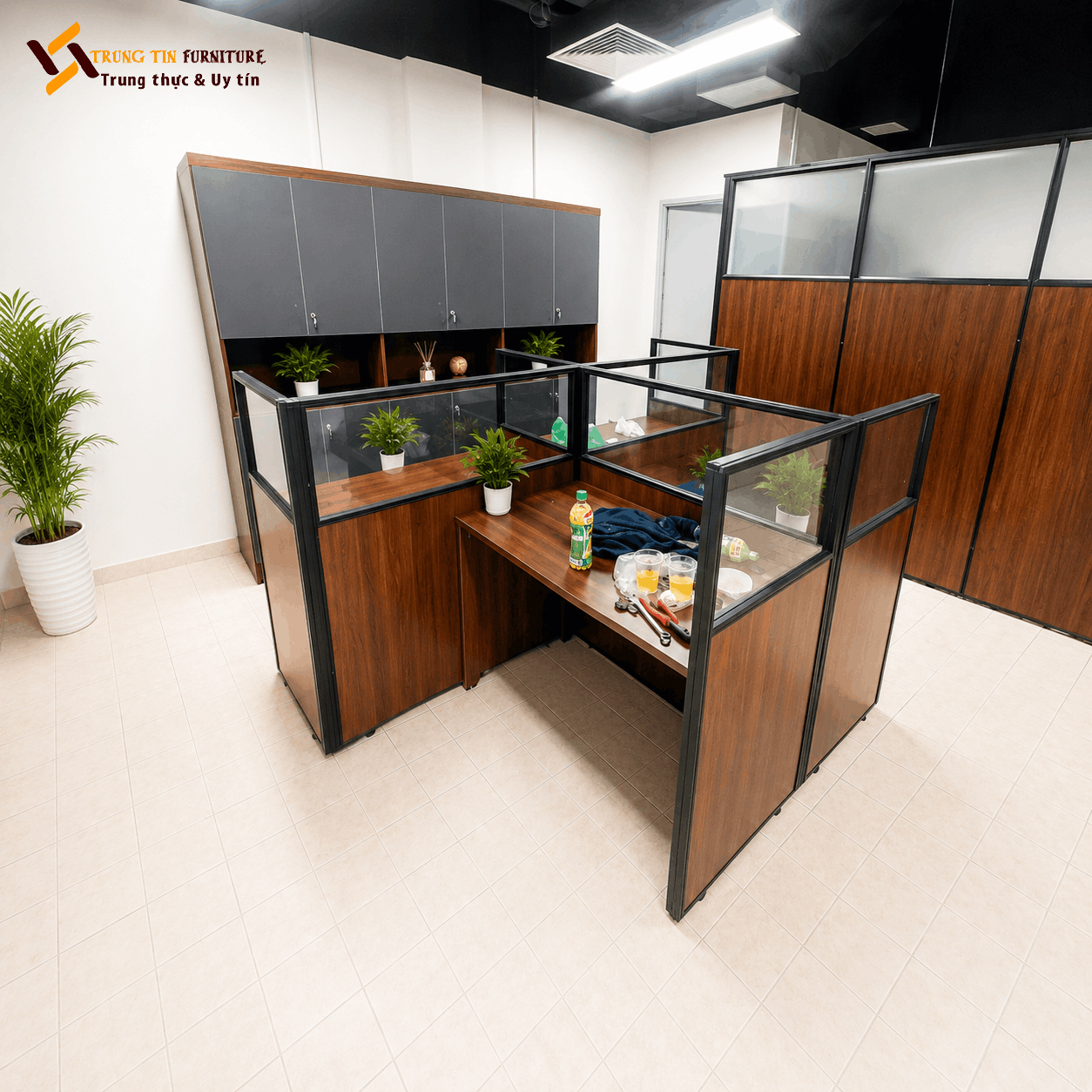 Vách ngăn gỗ công nghiệp kết hợp kính cường lực và khung nhôm – VACH-048 Vách ngăn gỗ công nghiệp kết hợp kính cường lực và khung nhôm – VACH-048