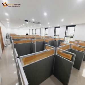 Vách ngăn gỗ công nghiệp kết hợp nỉ và khung nhôm bền bỉ – VACH-051
