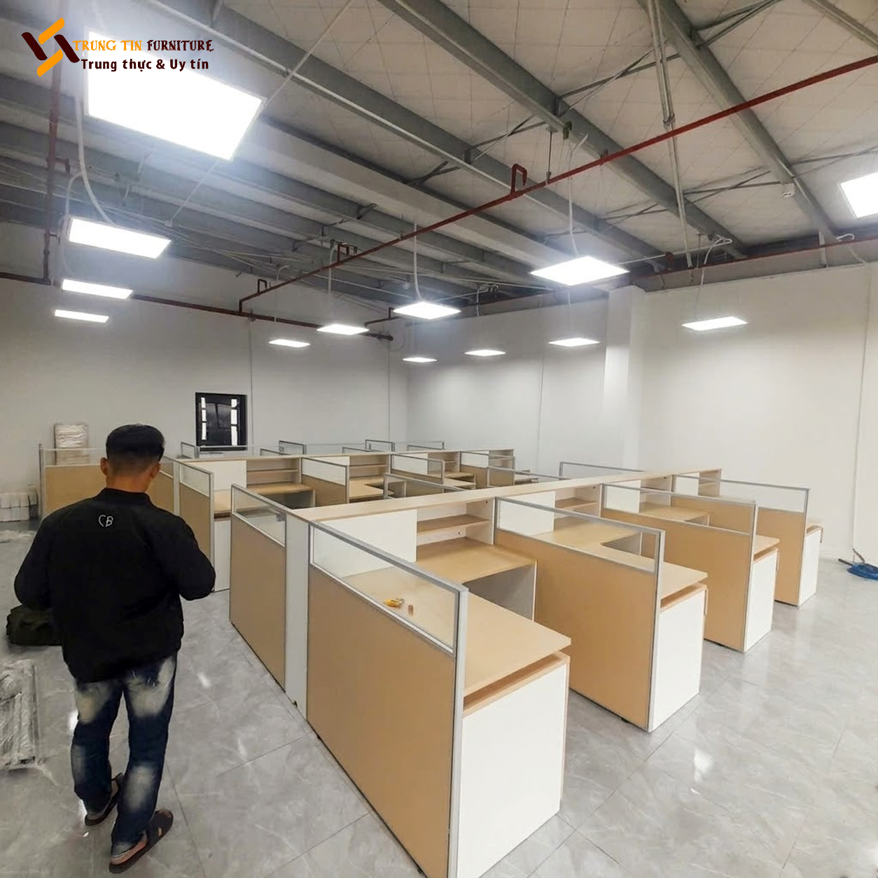 Vách Ngăn Bàn Làm Việc Gỗ Kính Hiện Đại – Tối Ưu Không Gian VACH-052 Vách Ngăn Bàn Làm Việc Gỗ Kính Hiện Đại – Tối Ưu Không Gian VACH-052