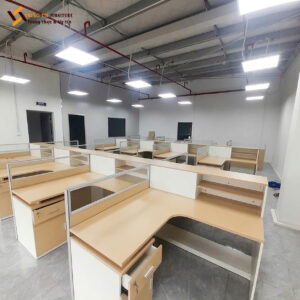 Vách Ngăn Bàn Làm Việc Gỗ Kính Hiện Đại – Tối Ưu Không Gian VACH-052