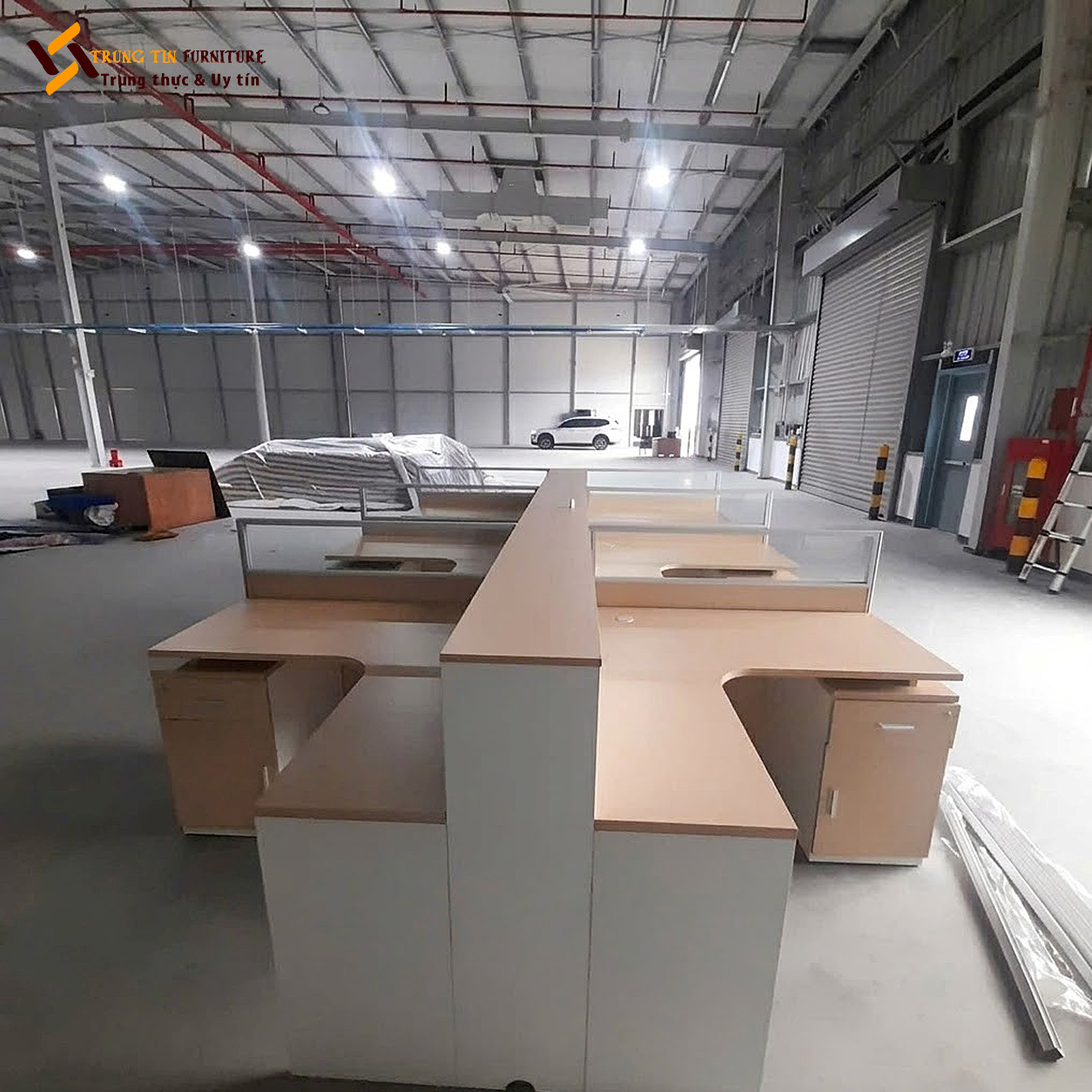Vách Ngăn Bàn Làm Việc Gỗ Kính Hiện Đại – Tối Ưu Không Gian VACH-052 Vách Ngăn Bàn Làm Việc Gỗ Kính Hiện Đại – Tối Ưu Không Gian VACH-052