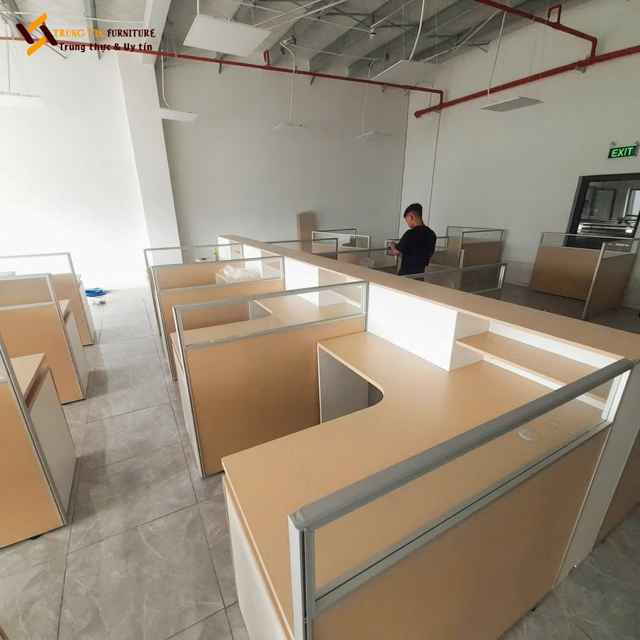 Vách Ngăn Bàn Làm Việc Gỗ Kính Hiện Đại – Tối Ưu Không Gian VACH-052 Vách Ngăn Bàn Làm Việc Gỗ Kính Hiện Đại – Tối Ưu Không Gian VACH-052