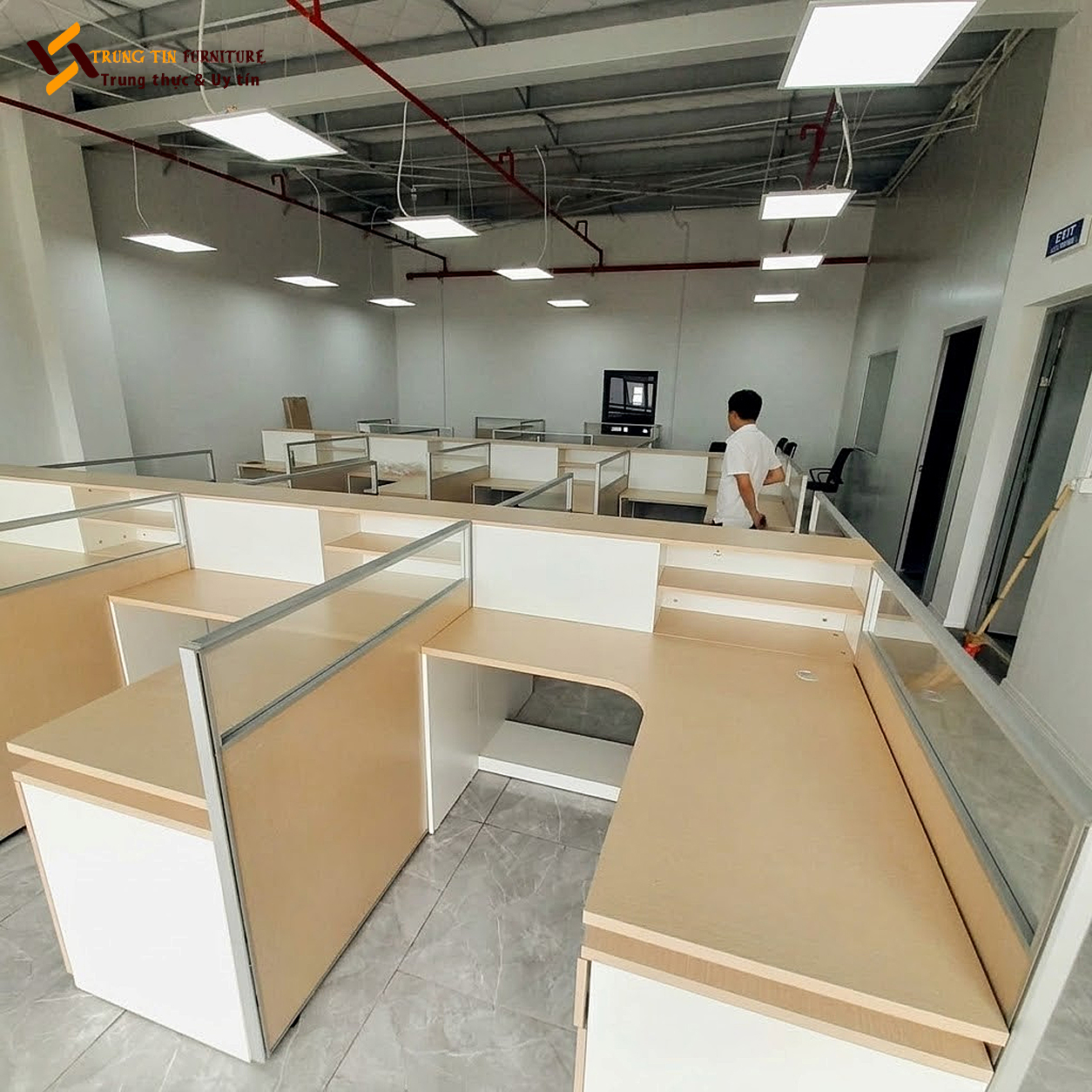 Vách Ngăn Bàn Làm Việc Gỗ Kính Hiện Đại – Tối Ưu Không Gian VACH-052 Vách Ngăn Bàn Làm Việc Gỗ Kính Hiện Đại – Tối Ưu Không Gian VACH-052