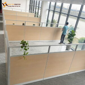 Vách ngăn gỗ kính khung nhôm thanh lịch – VACH-065