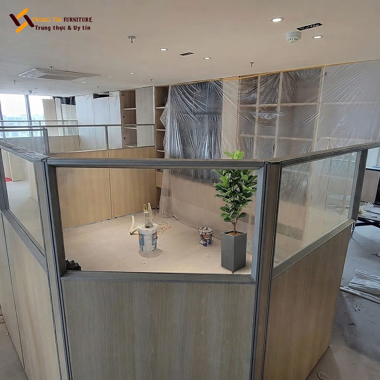 Vách ngăn bằng gỗ kính phân chia không gian hiện đại – VACH-073 Vách ngăn bằng gỗ kính phân chia không gian hiện đại – VACH-073