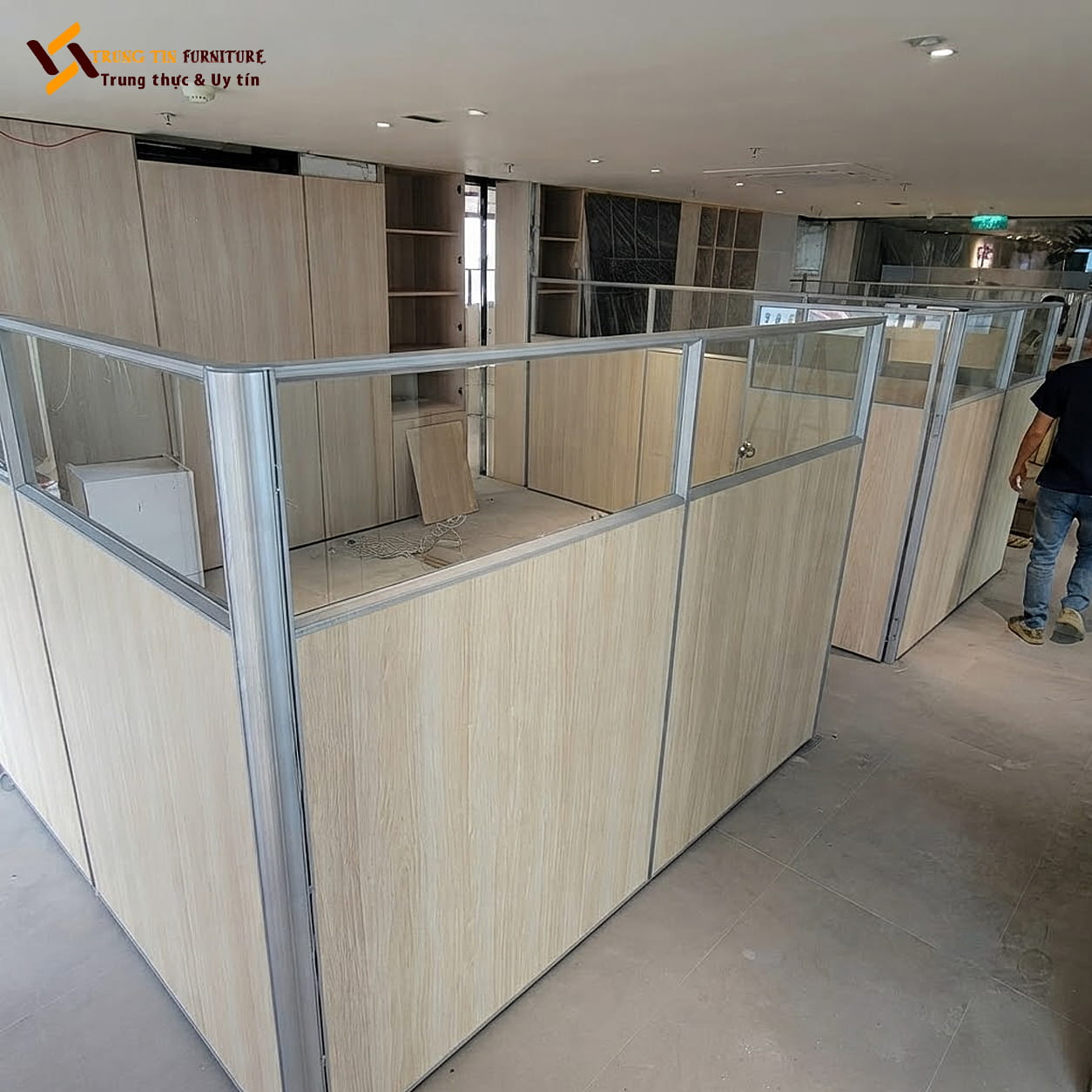 Vách ngăn bằng gỗ kính phân chia không gian hiện đại – VACH-073 Vách ngăn bằng gỗ kính phân chia không gian hiện đại – VACH-073
