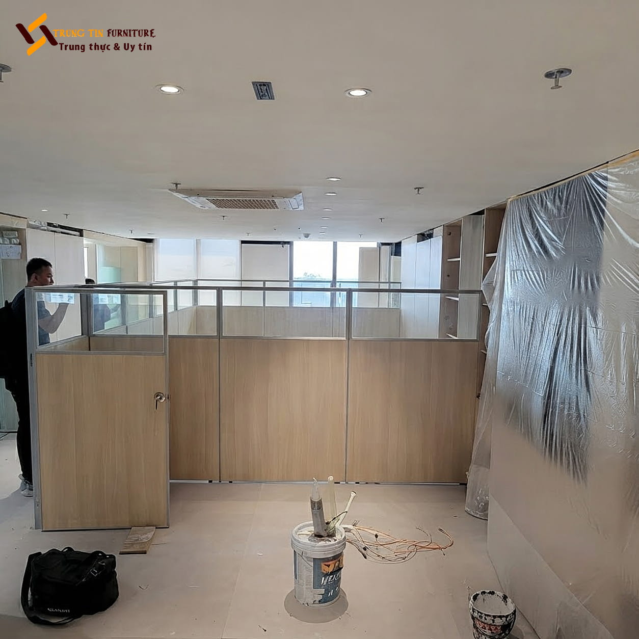 Vách ngăn bằng gỗ kính phân chia không gian hiện đại – VACH-073 Vách ngăn bằng gỗ kính phân chia không gian hiện đại – VACH-073