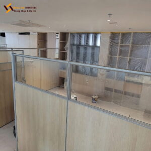 Vách ngăn bằng gỗ kính phân chia không gian hiện đại – VACH-073