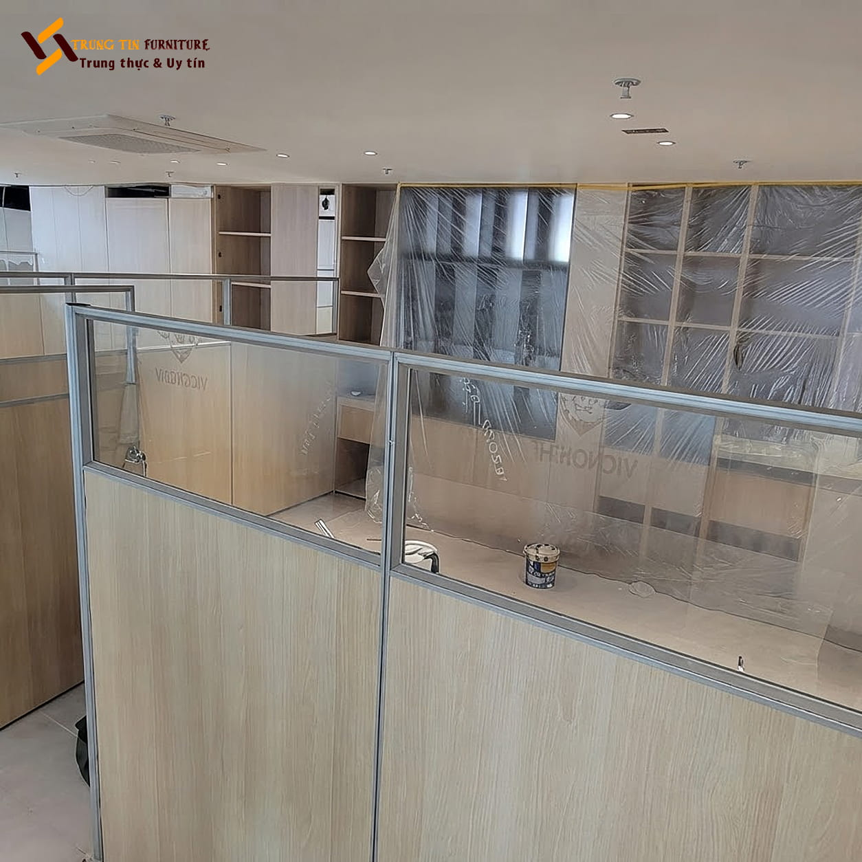 Vách ngăn bằng gỗ kính phân chia không gian hiện đại – VACH-073 Vách ngăn bằng gỗ kính phân chia không gian hiện đại – VACH-073