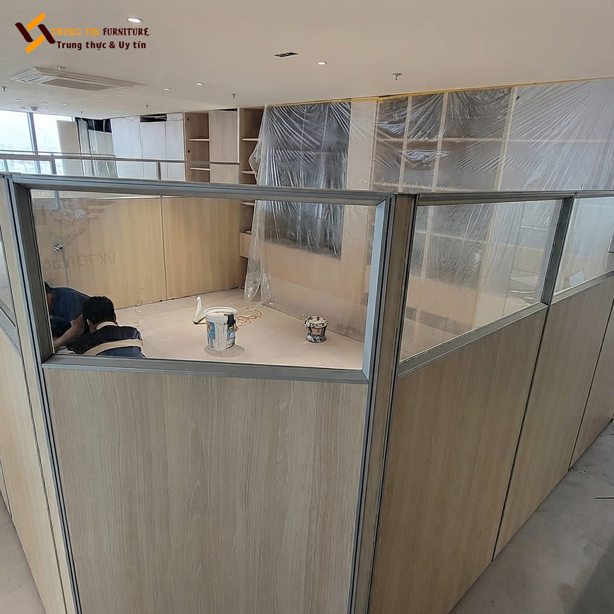 Vách ngăn bằng gỗ kính phân chia không gian hiện đại – VACH-073 Vách ngăn bằng gỗ kính phân chia không gian hiện đại – VACH-073