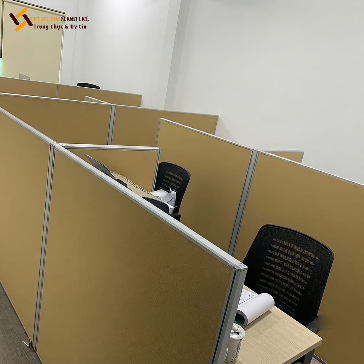 Vách Ngăn Bàn Làm Việc Khung Nhôm Gỗ MDF VACH-087 Vách Ngăn Bàn Làm Việc Khung Nhôm Gỗ MDF VACH-087