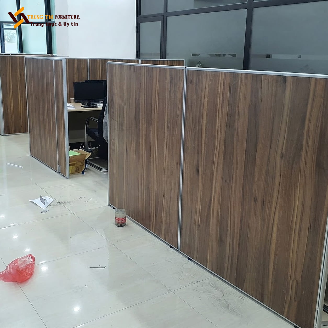 Vách Ngăn Bàn Làm Việc Khung Nhôm Gỗ MDF VACH-087 Vách Ngăn Bàn Làm Việc Khung Nhôm Gỗ MDF VACH-087