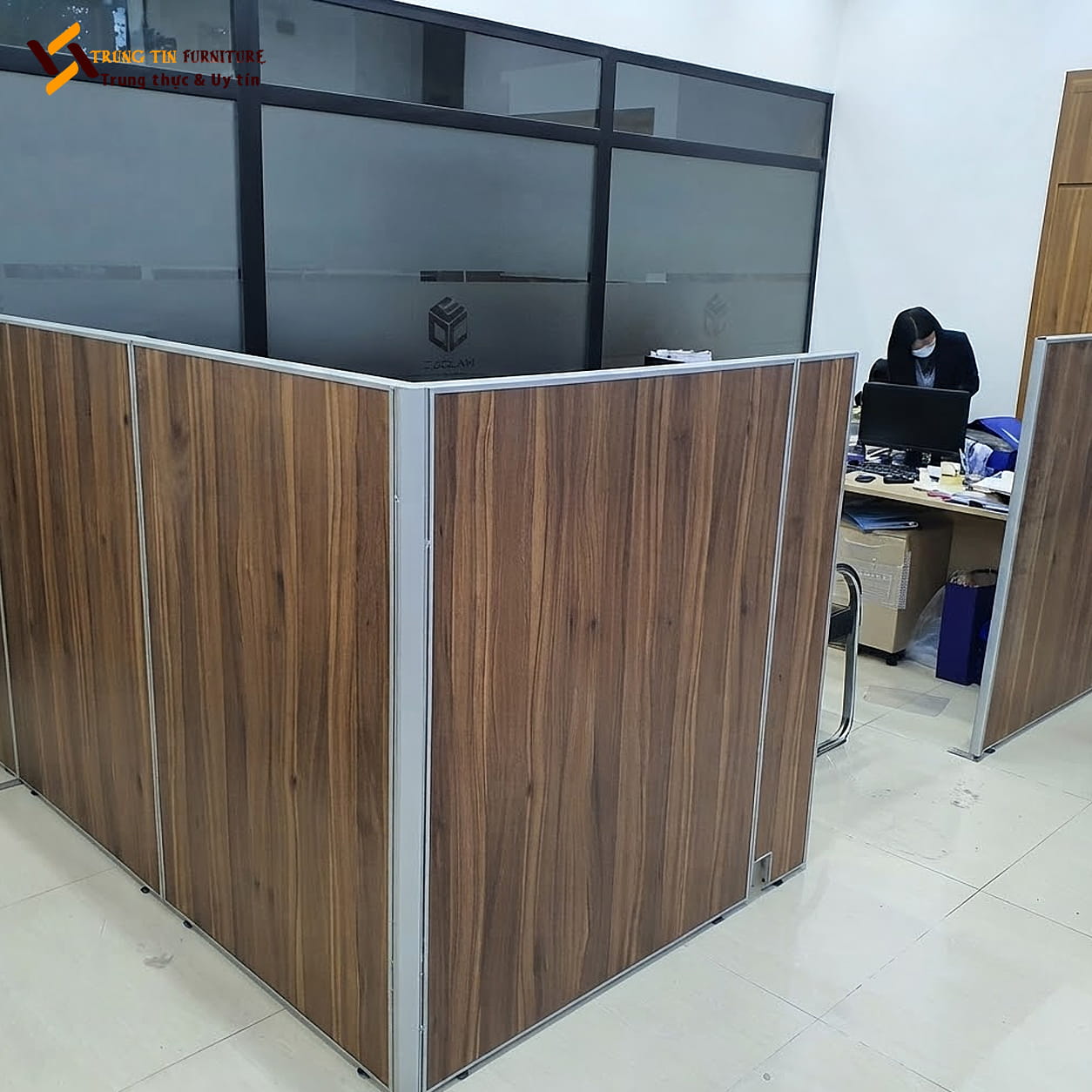 Vách Ngăn Bàn Làm Việc Khung Nhôm Gỗ MDF VACH-087 Vách Ngăn Bàn Làm Việc Khung Nhôm Gỗ MDF VACH-087